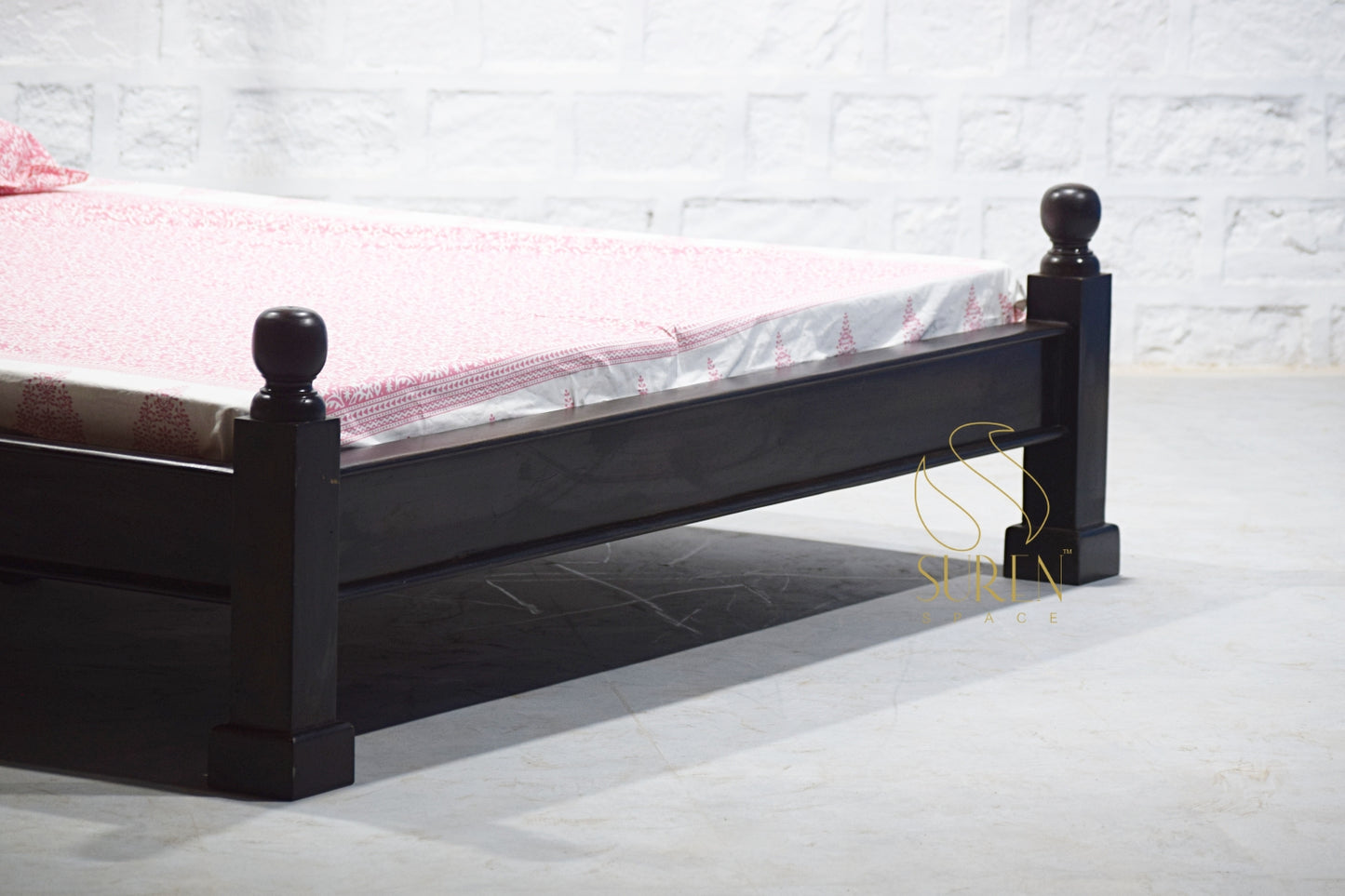 Letto a pilastri in noce scuro con design classico in legno massello per la casa
