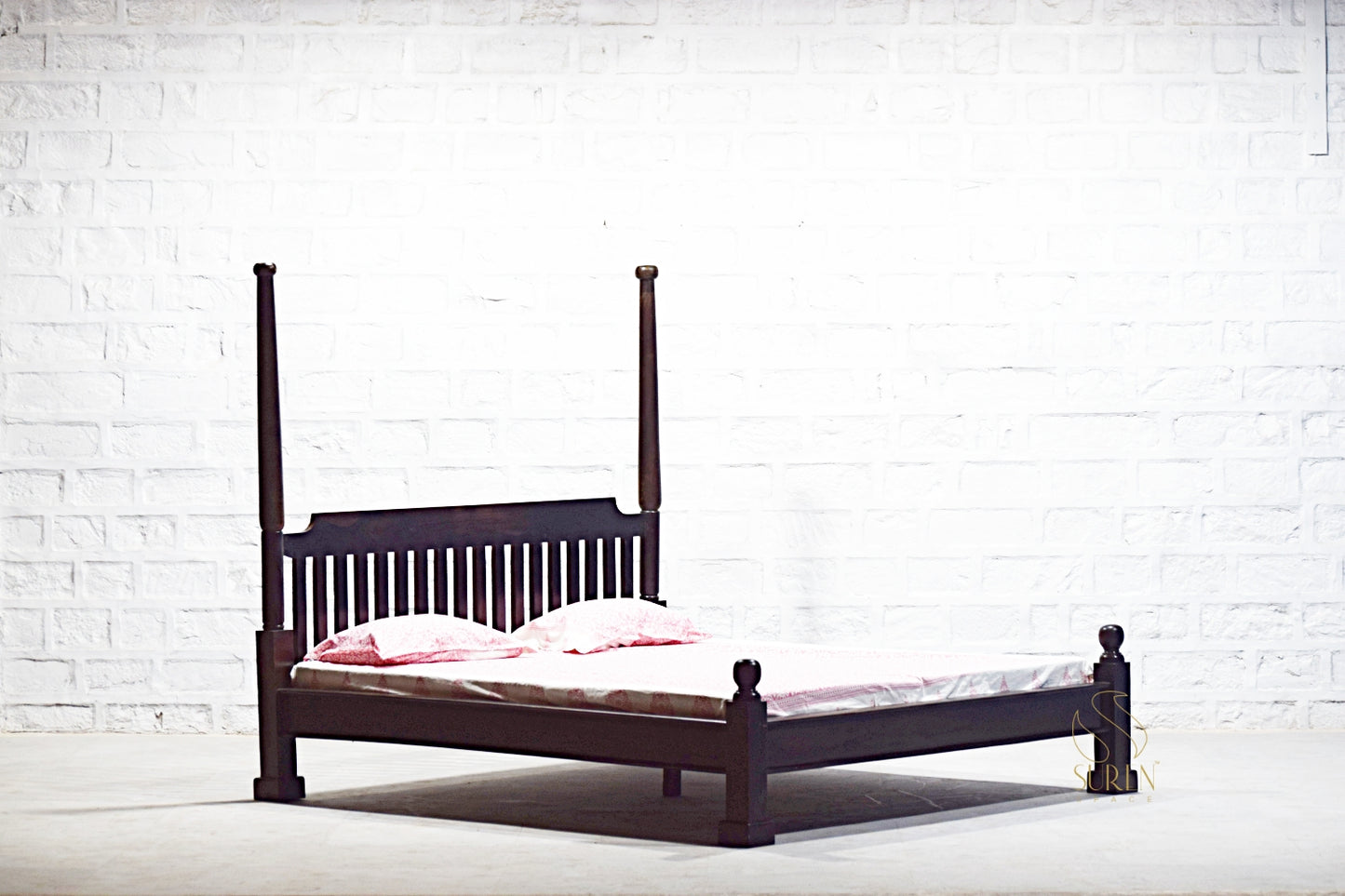 Letto a pilastri in noce scuro con design classico in legno massello per la casa