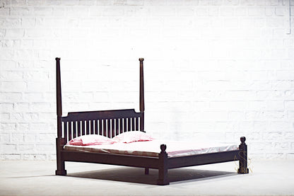 Letto a pilastri in noce scuro con design classico in legno massello per la casa