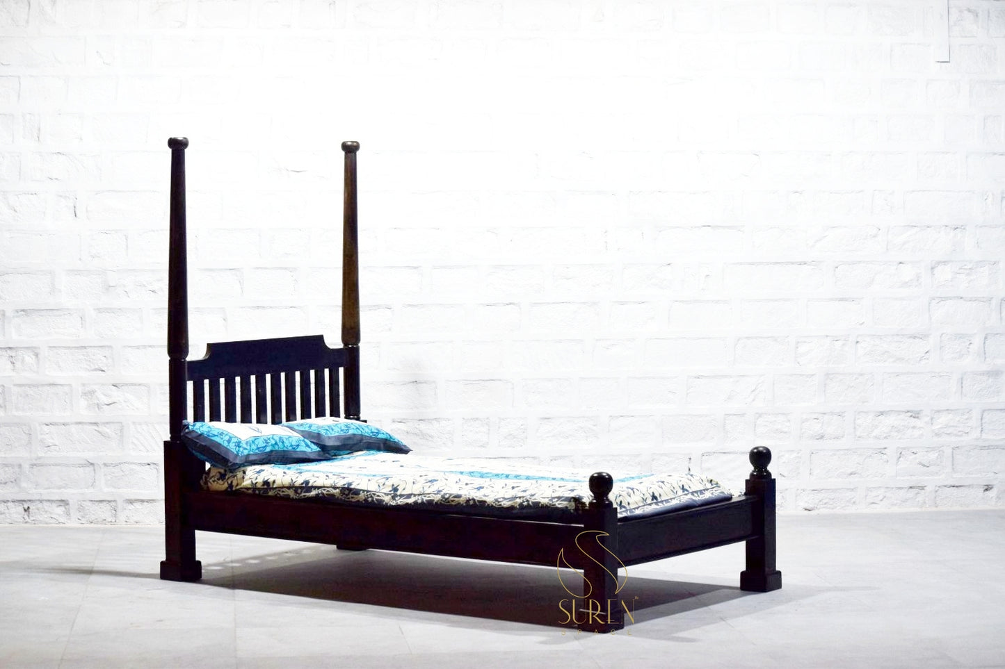 Letto singolo in legno massello di noce scuro dal design moderno