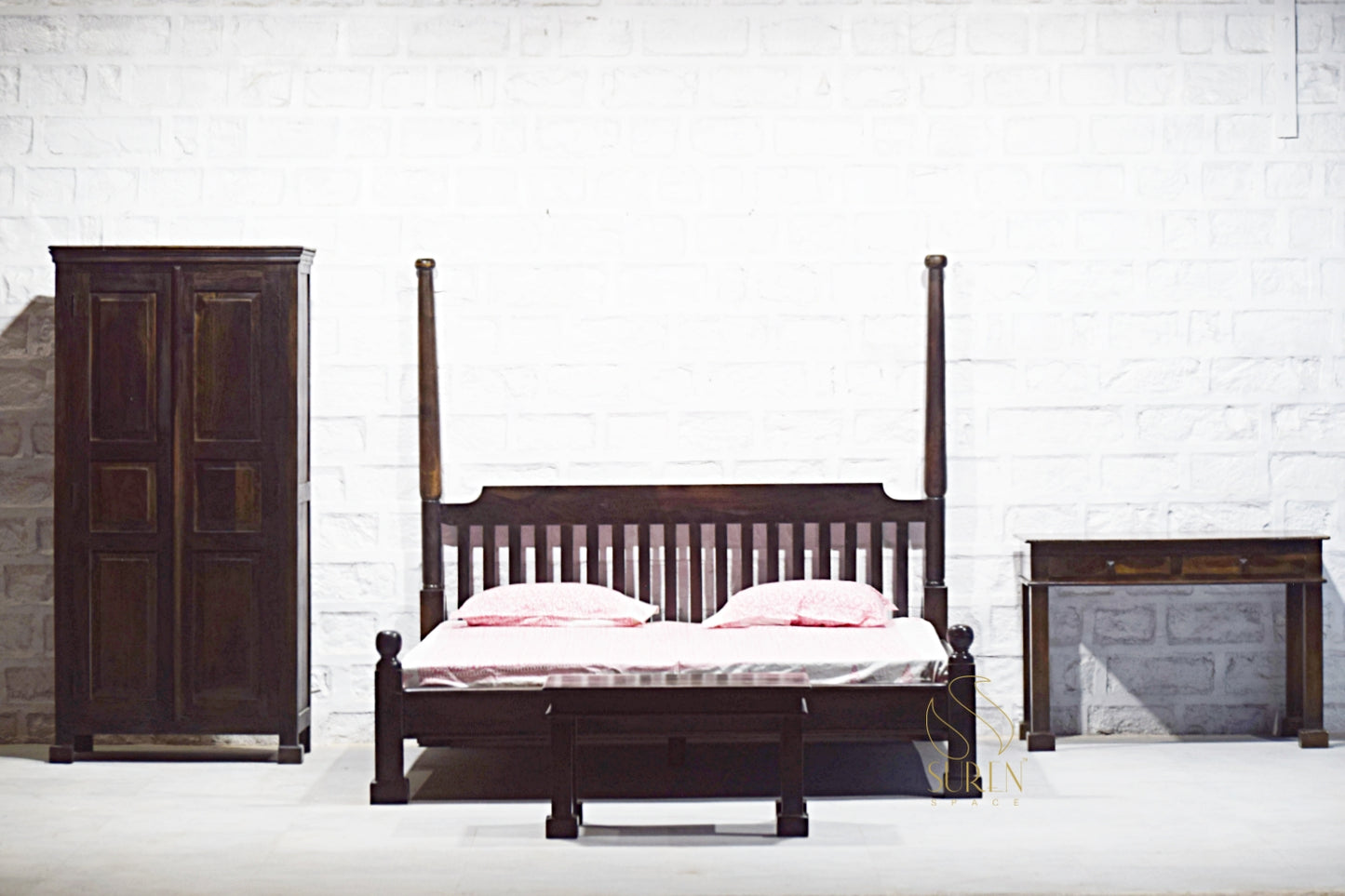 Letto a pilastri in noce scuro con design classico in legno massello per la casa