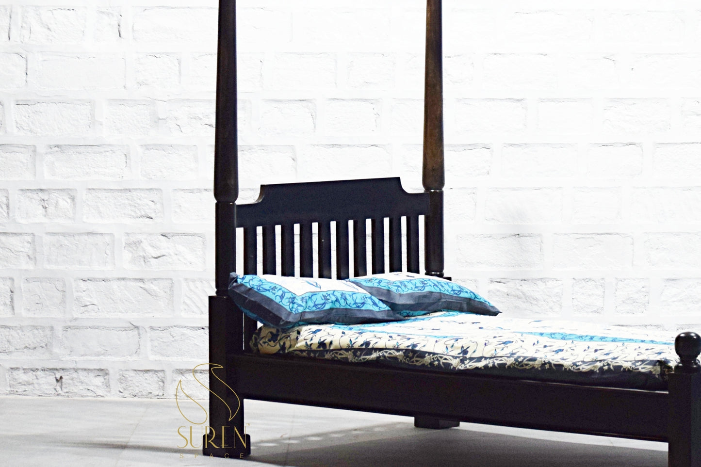 Letto singolo in legno massello di noce scuro dal design moderno