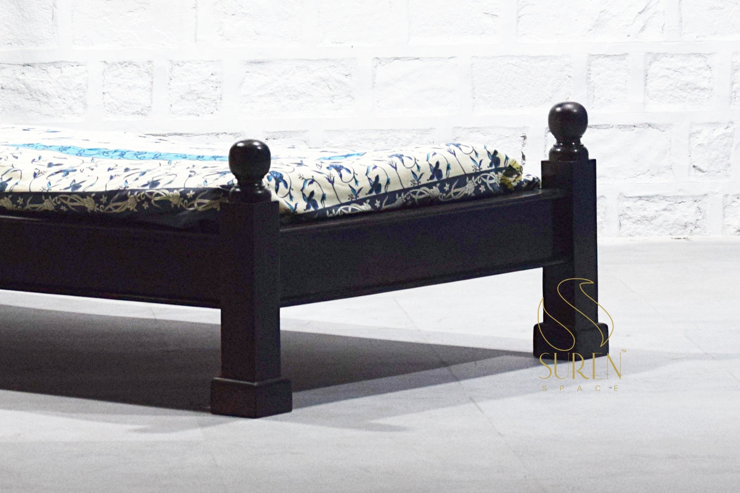 Letto singolo in legno massello di noce scuro dal design moderno