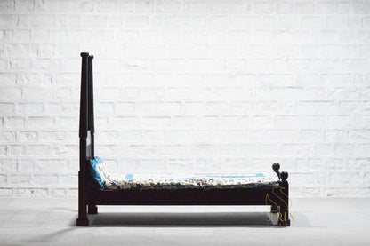 Letto singolo in legno massello di noce scuro dal design moderno