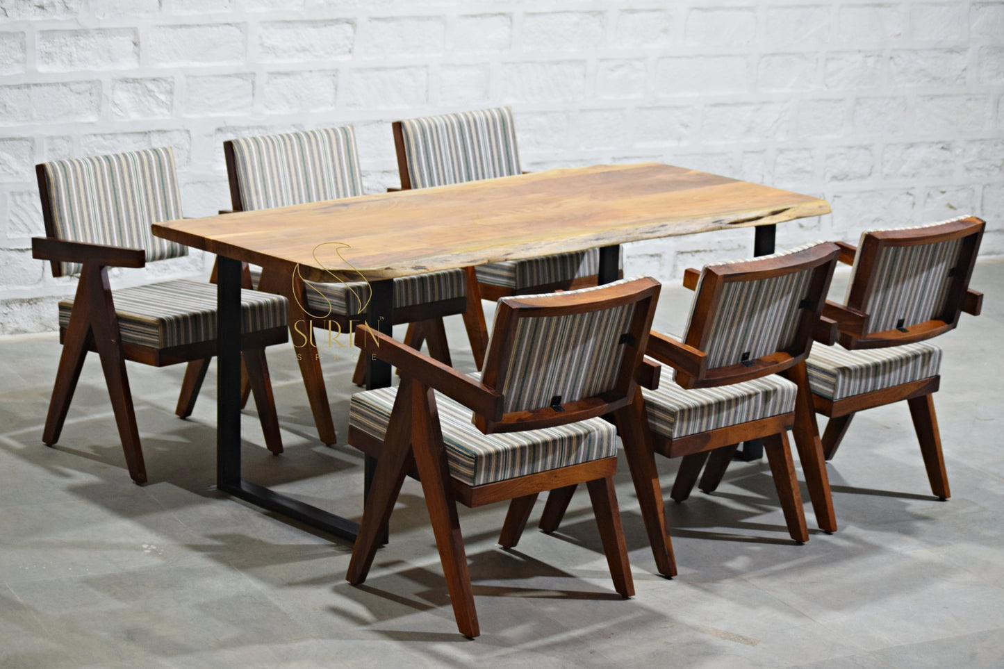 Elegante set da pranzo artigianale in legno massello per case moderne