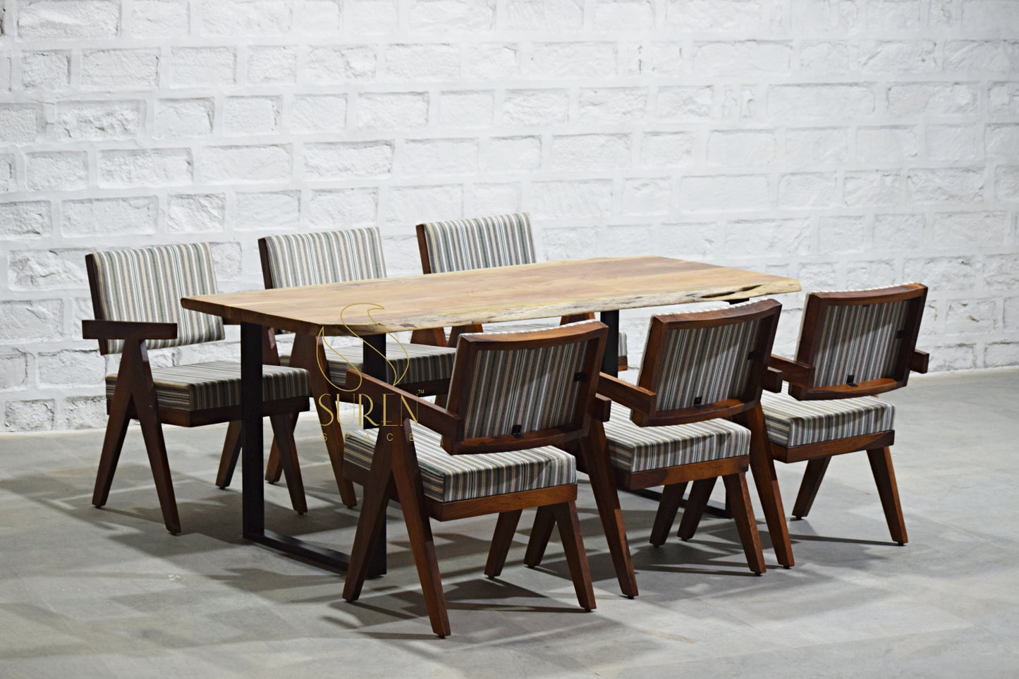 Elegante set da pranzo artigianale in legno massello per case moderne
