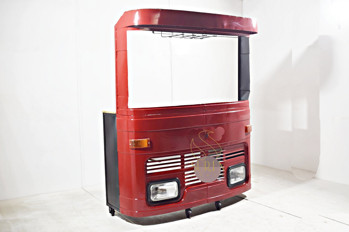 Meuble de bar d'intérieur sur le thème des camions indiens, rouge vif, avec rangement