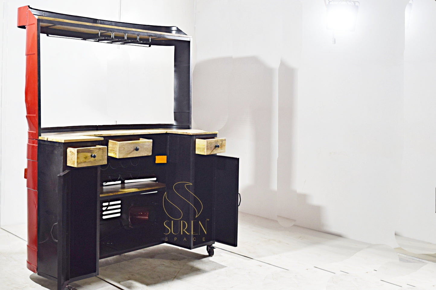 Meuble de bar d'intérieur sur le thème des camions indiens, rouge vif, avec rangement