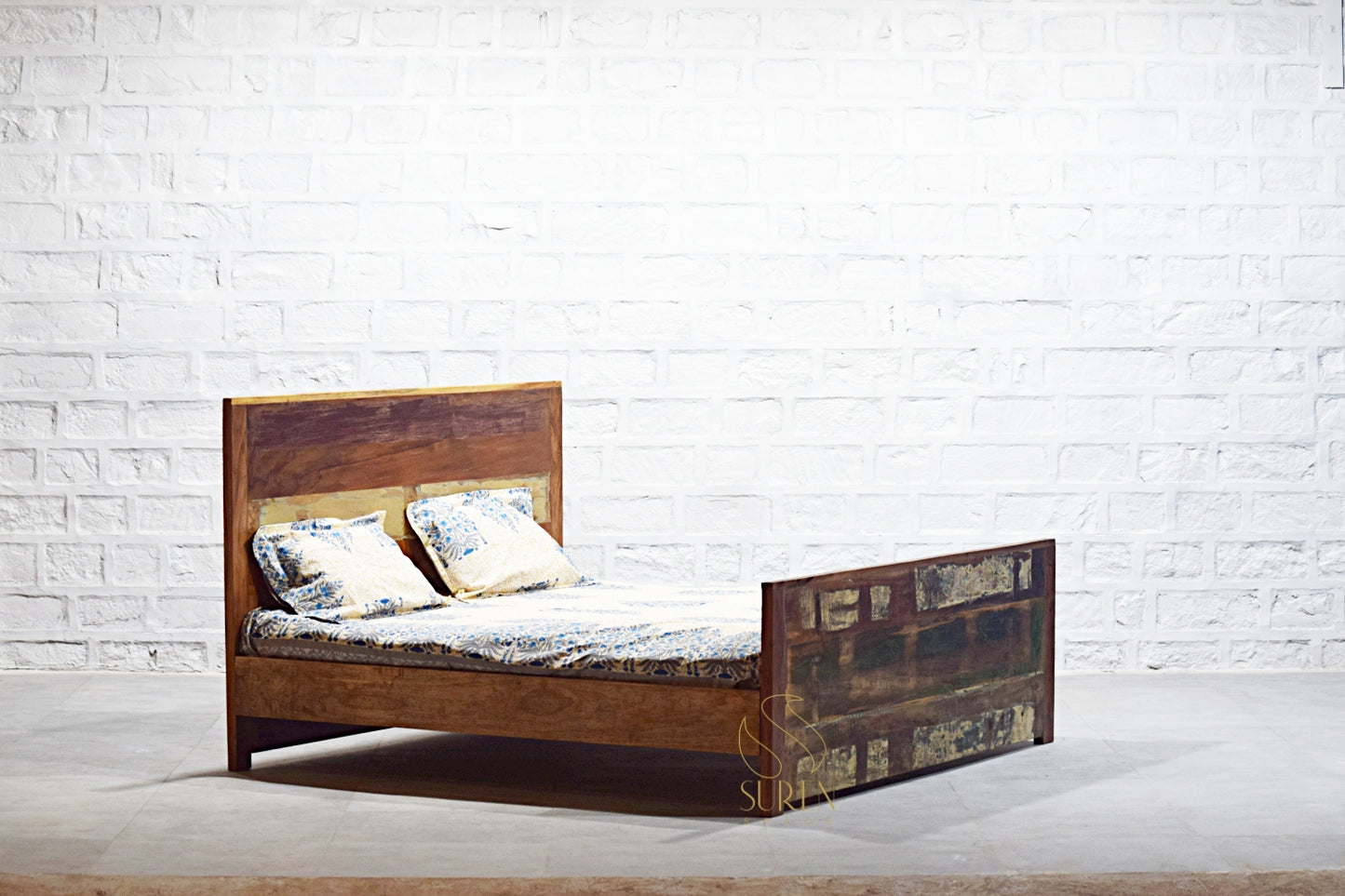 Letto in legno riciclato ecologico dal design naturale e terroso