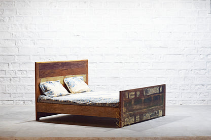 Letto in legno riciclato ecologico dal design naturale e terroso