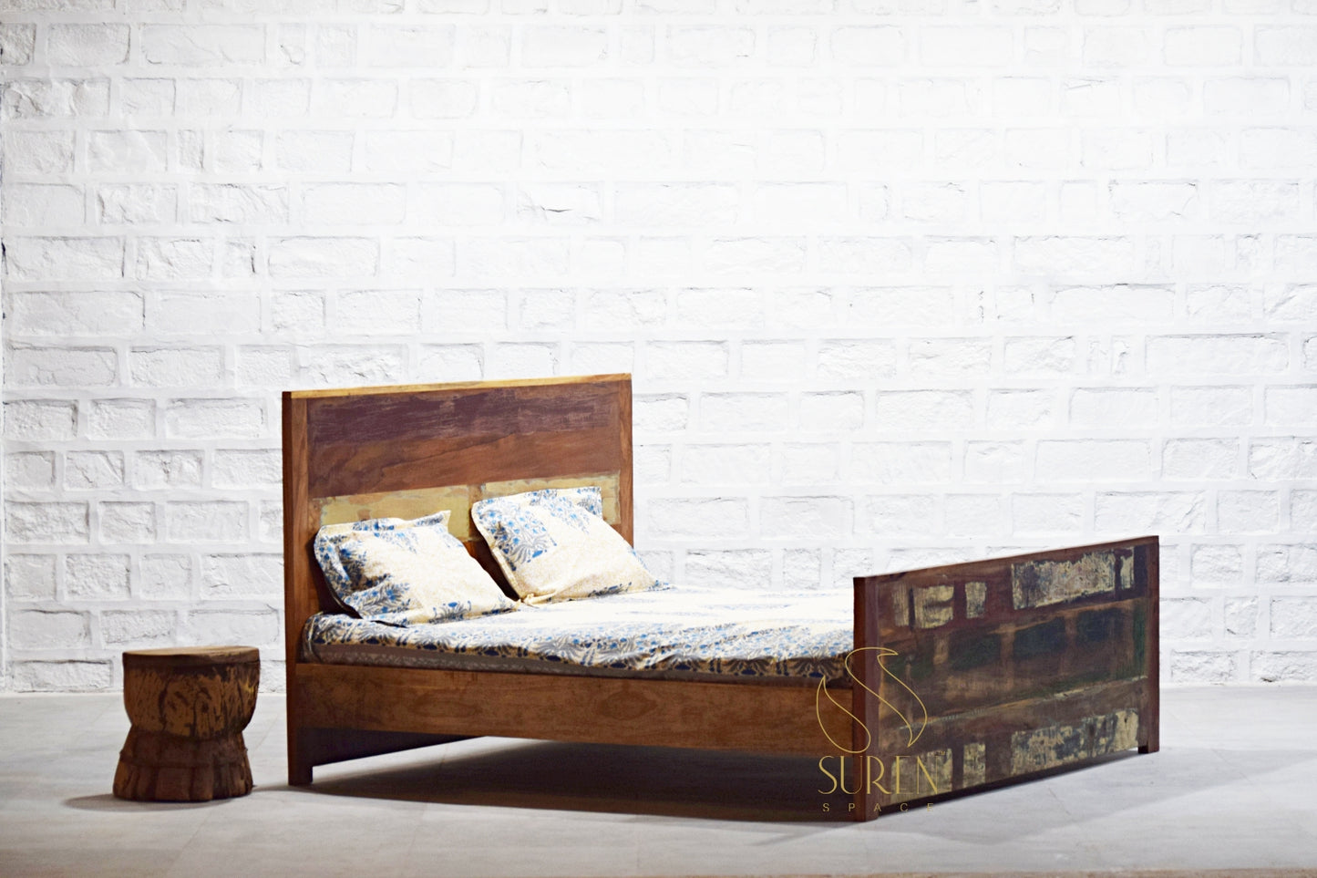 Letto in legno riciclato ecologico dal design naturale e terroso
