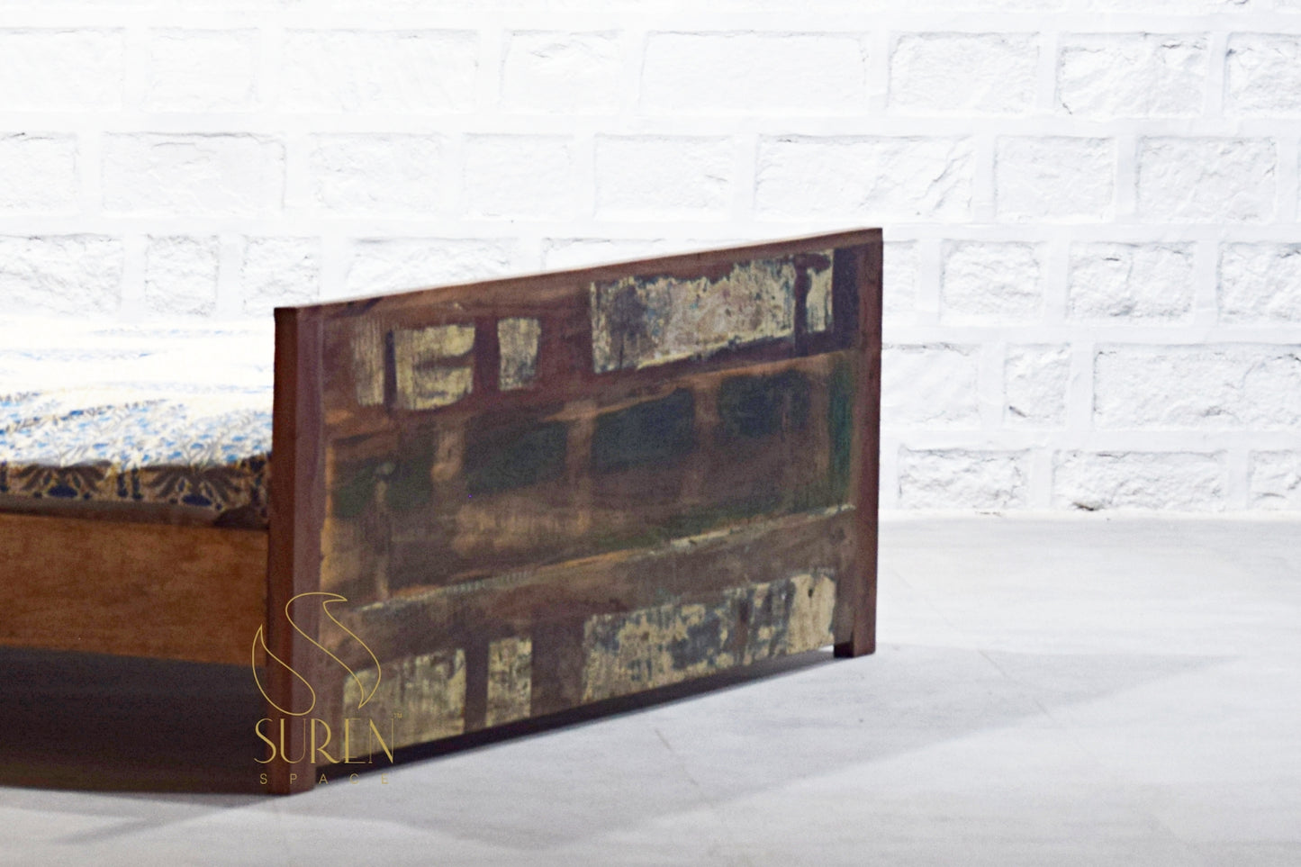 Letto in legno riciclato ecologico dal design naturale e terroso