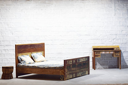Letto in legno riciclato ecologico dal design naturale e terroso
