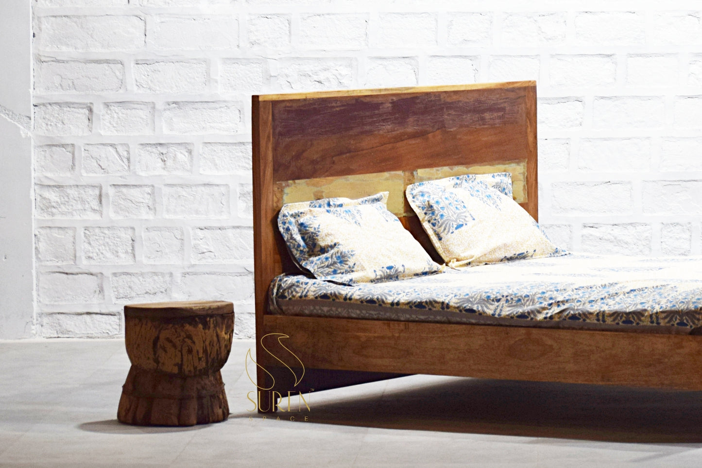 Letto in legno riciclato ecologico dal design naturale e terroso