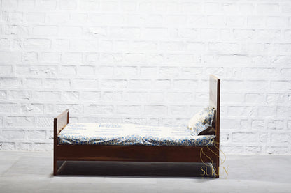 Letto in legno riciclato ecologico dal design naturale e terroso