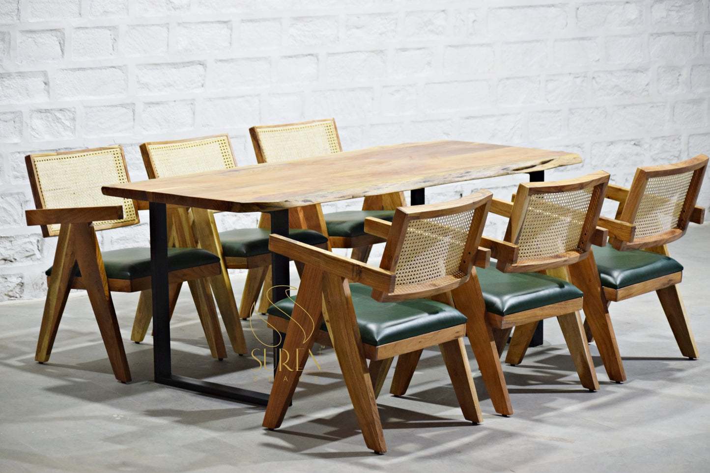SUREN SPACE Set da pranzo con bordo vivo con tavolo in legno massello e finitura naturale