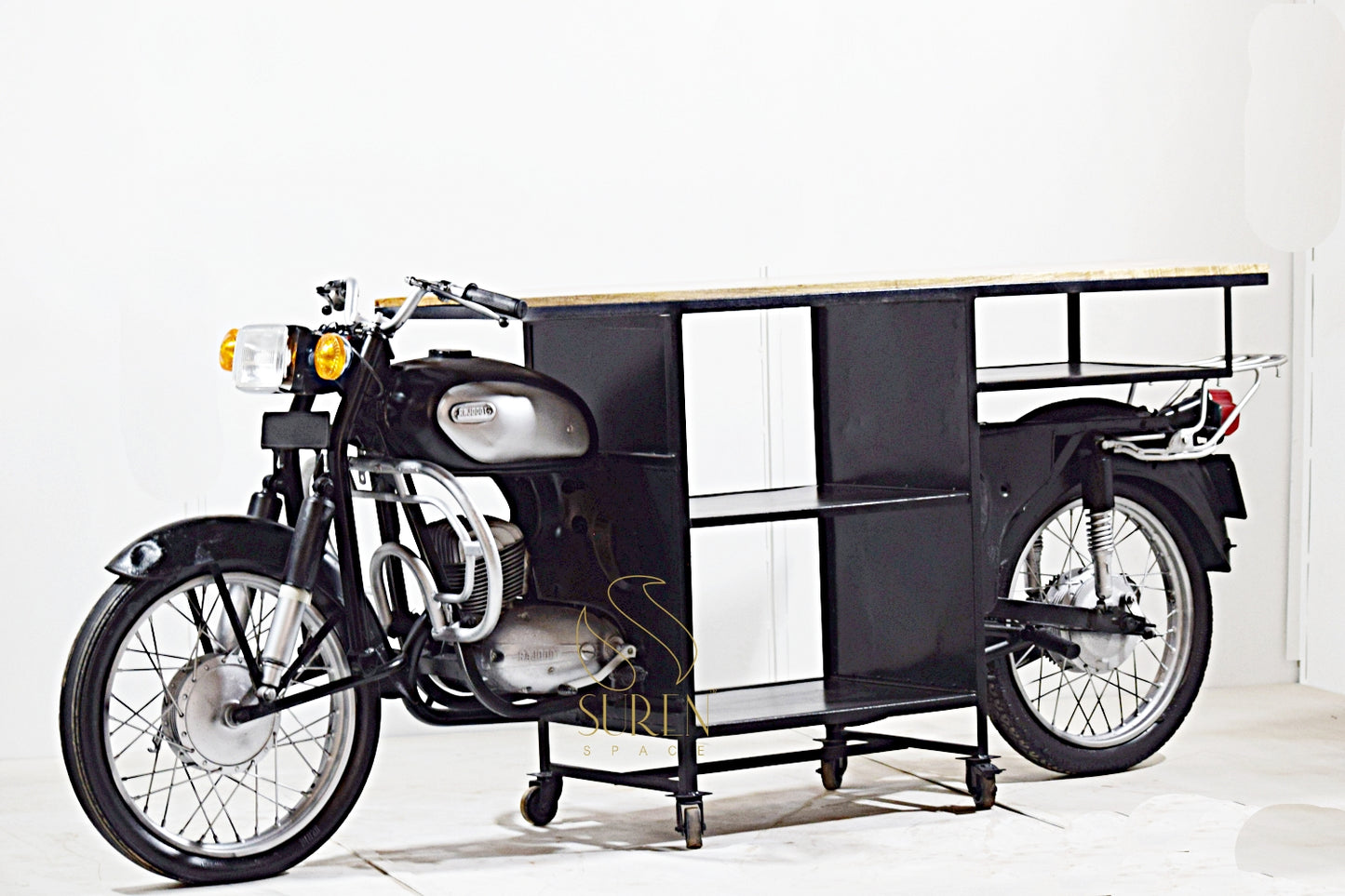 Bar de maison en carrosserie de mobylette indienne recyclée : Station de boissons chic et vintage